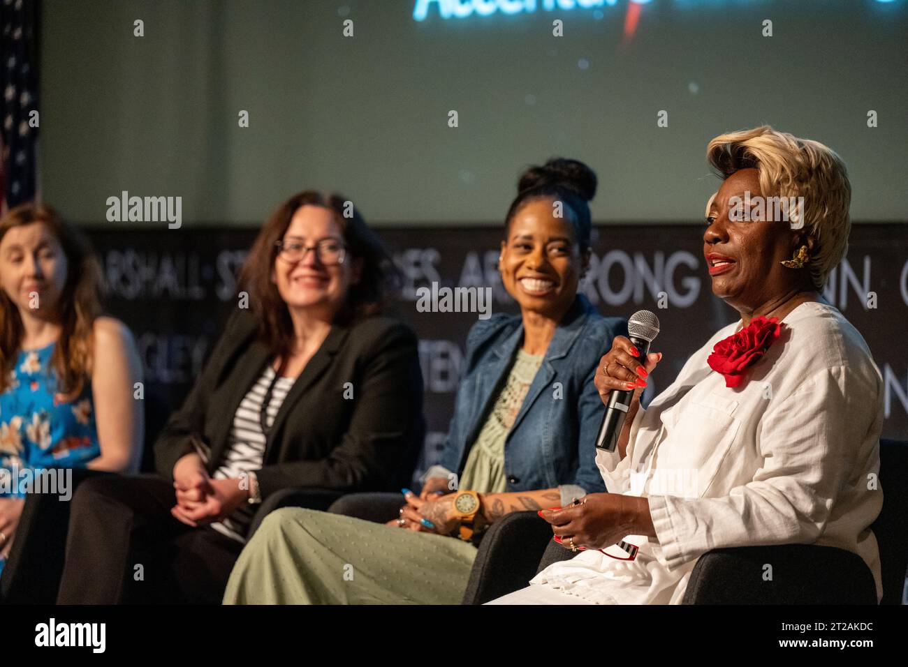 Alotta Taylor, direttore della divisione Strategic Integration & Management, ha risposto alle domande degli studenti durante un evento di fidanzamento delle scuole superiori il 6 luglio 2023 presso la sede centrale della NASA di Mary W. Jackson a Washington, DC. Foto Stock