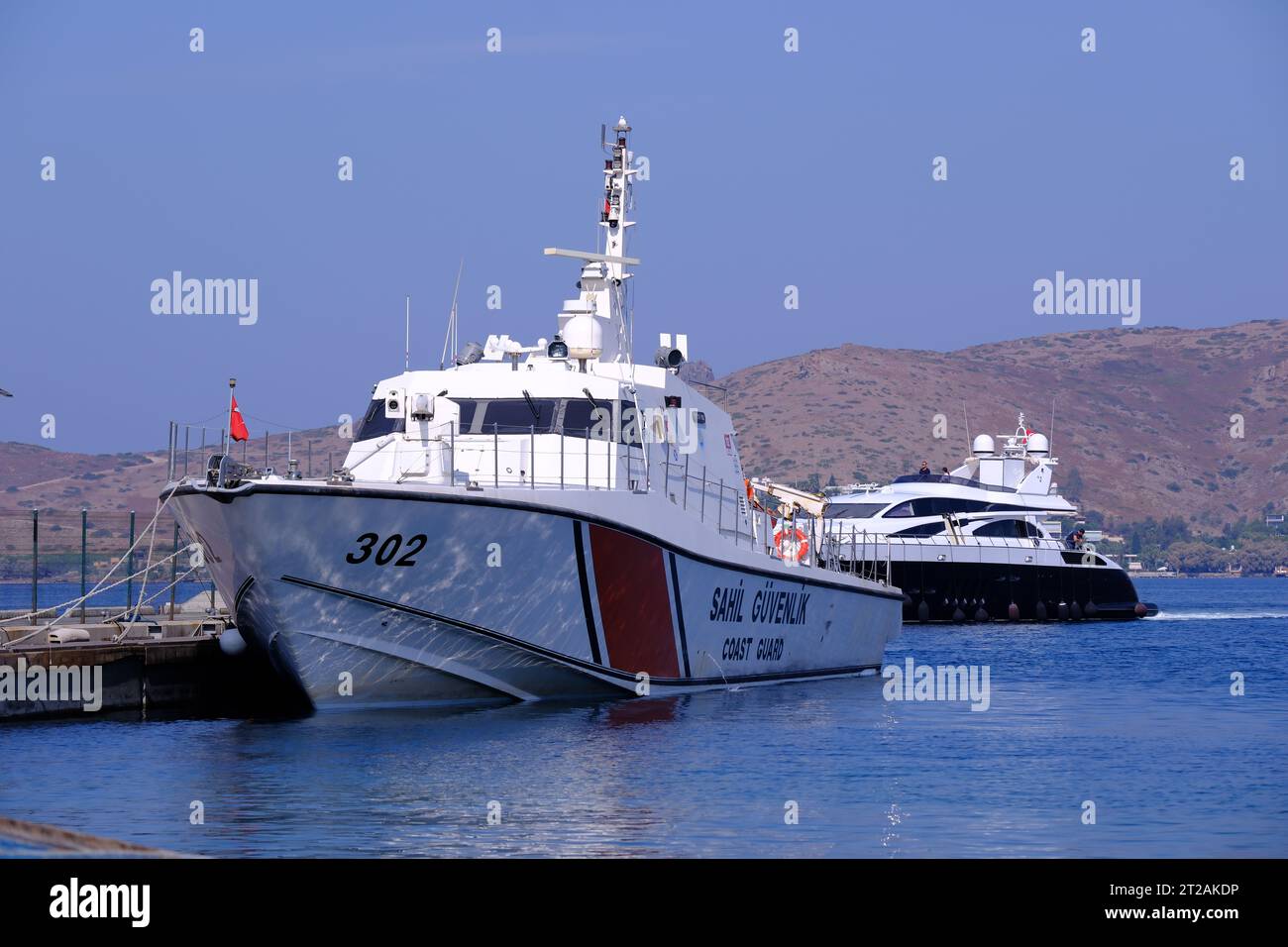 Barca della guardia costiera turca in posizione di parcheggio a Bodrum in Turchia in una soleggiata giornata estiva Foto Stock