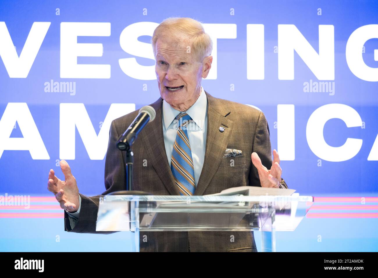 L'amministratore della NASA Bill Nelson e il vice amministratore Pam Melroy hanno ospitato l'amministratore della SBA Isabella Casillas Guzman presso la sede della NASA a Washington per la presentazione della Small Business Federal Procurement Scorecard del 2022, che valuta le prestazioni delle agenzie federali nel raggiungimento degli obiettivi delle piccole imprese. Foto Stock