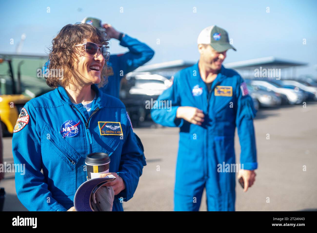 L'equipaggio di Artemis II visita la base navale di San Diego. Gli astronauti Artemis II della NASA visitano il Defense Distribution Depot Center della Marina degli Stati Uniti a San Diego, California, il 19 luglio 2023. Il deposito è attualmente utilizzato dalla NASA per ospitare il veicolo Advanced Demonstrator for Emergency Recovery (VADER), una replica del modulo Orion Crew. In preparazione della missione con equipaggio Artemis II dell'agenzia, la NASA e la Marina degli Stati Uniti condurranno una serie di test per dimostrare e valutare i processi, le procedure e l'hardware utilizzati nelle operazioni di recupero Orion per le missioni lunari con equipaggio. Astronauti della NASA, comandante Reid W. Foto Stock