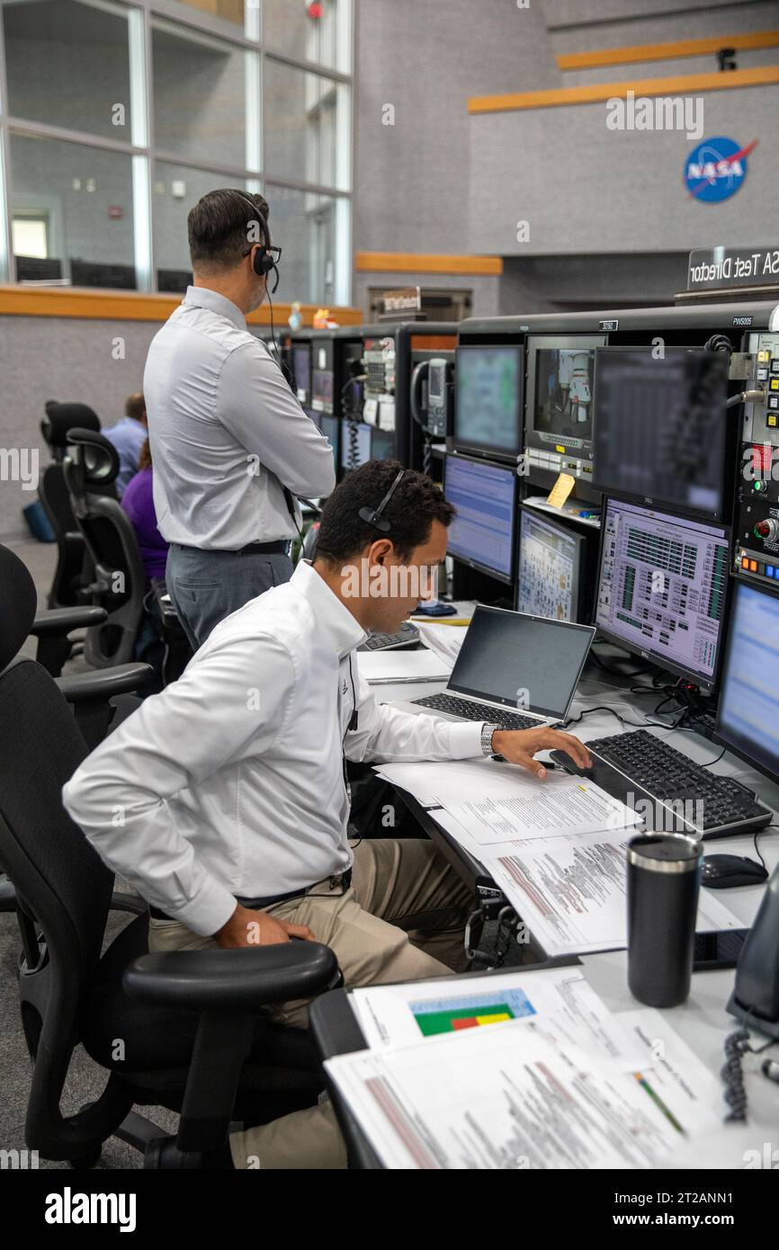 Avvia simulazione Artemis II. I membri del team di lancio di Artemis sono sulla console all'interno della stanza di fuoco 1 presso il Launch Control Center del Kennedy Space Center della NASA in Florida per la prima simulazione di lancio di Artemis II il 20 luglio 2023. In primo piano c'è il direttore del test della NASA Sharif Abdel-Magid. In background c'è Carlos Monge, direttore della filiale per le operazioni di test, lancio e ripristino. Un team di ingegneri con Exploration Ground Systems e Jacobs, stanno provando i passaggi per lanciare il sistema di lancio spaziale della NASA e la navicella Orion per la missione con equipaggio Artemis II. Artemis II sarà la f Foto Stock
