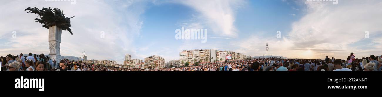 Smirne, Turchia - 9 settembre 2023: Una vista panoramica mozzafiato a 360 gradi di Cumhuriyet Square, animata da persone che celebrano la liberazione di Smirne Foto Stock