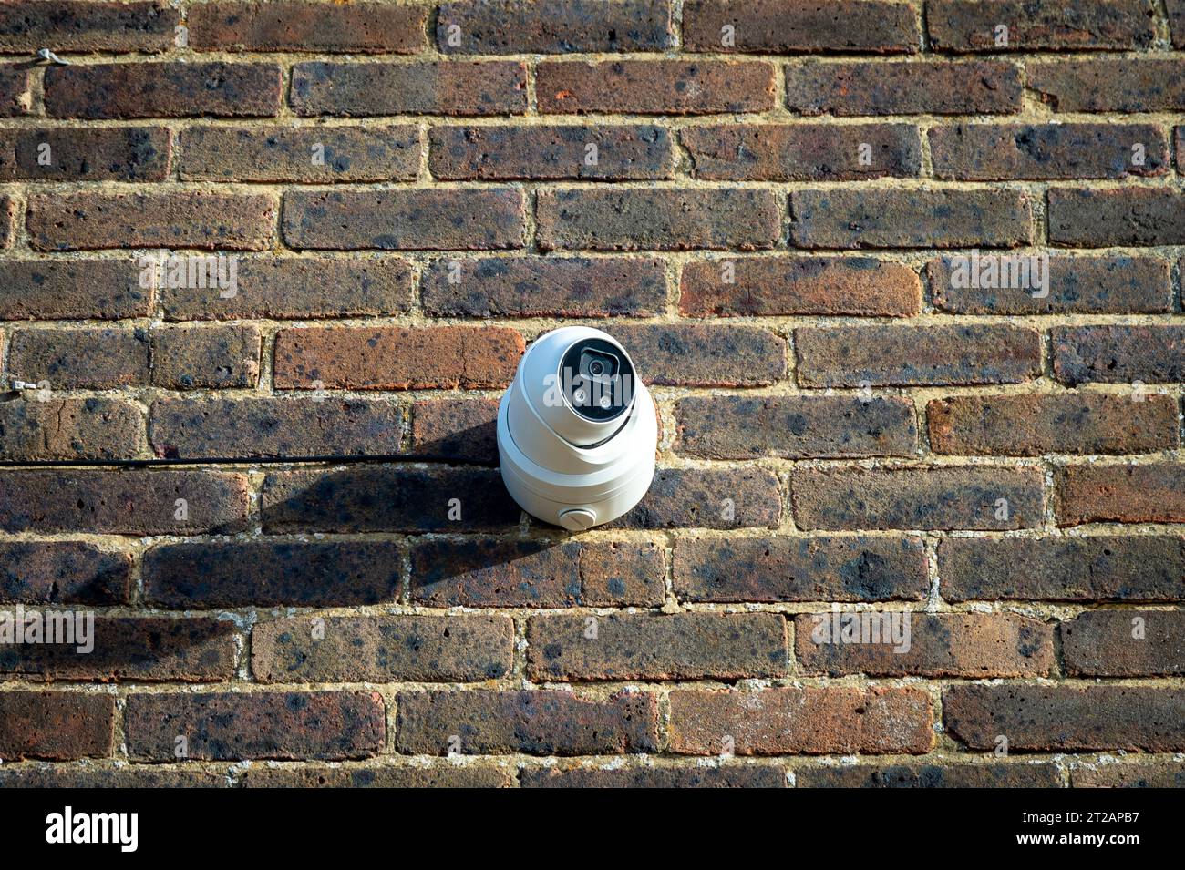 Telecamera di sicurezza CCTV su un muro di mattoni. Foto Stock