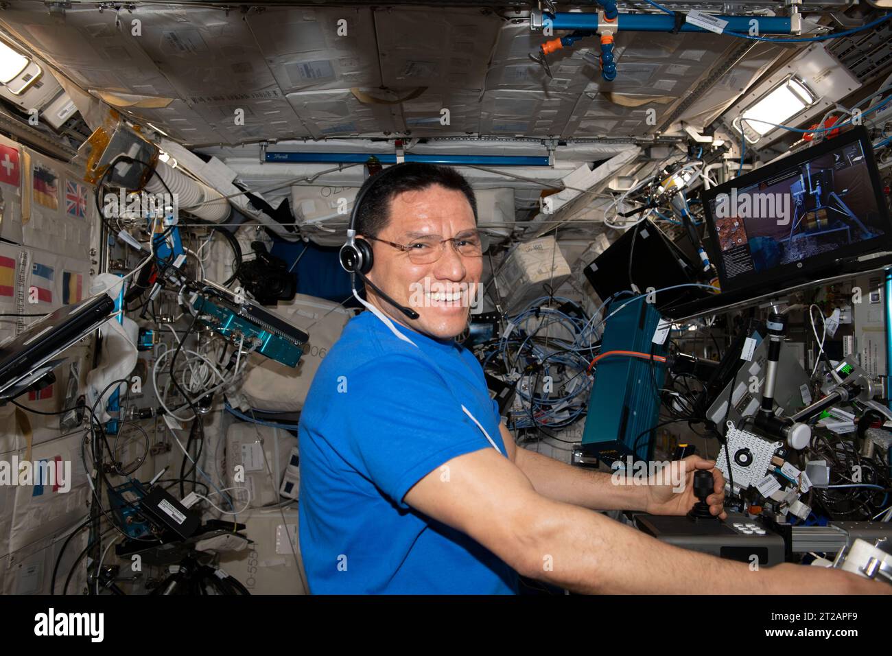 L'ingegnere di volo della Expedition 69 Frank Rubio esegue una sessione Surface Avatar nel Columbus Laboratory Module il 24 luglio 2023. La sessione testa i controlli tattili, le interfacce utente e la realtà virtuale per comandare i robot legati alla superficie da lunghe distanze. Foto Stock
