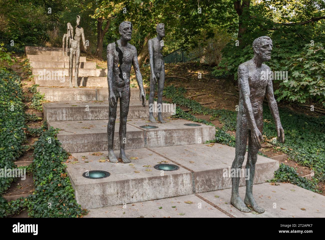 Memoriale alle vittime del comunismo, 2002, di Olbram Zoubek, ispirato alle opere di Alberto Giacometti, via Ujezd, Mala strana, Praga, Repubblica Ceca Foto Stock