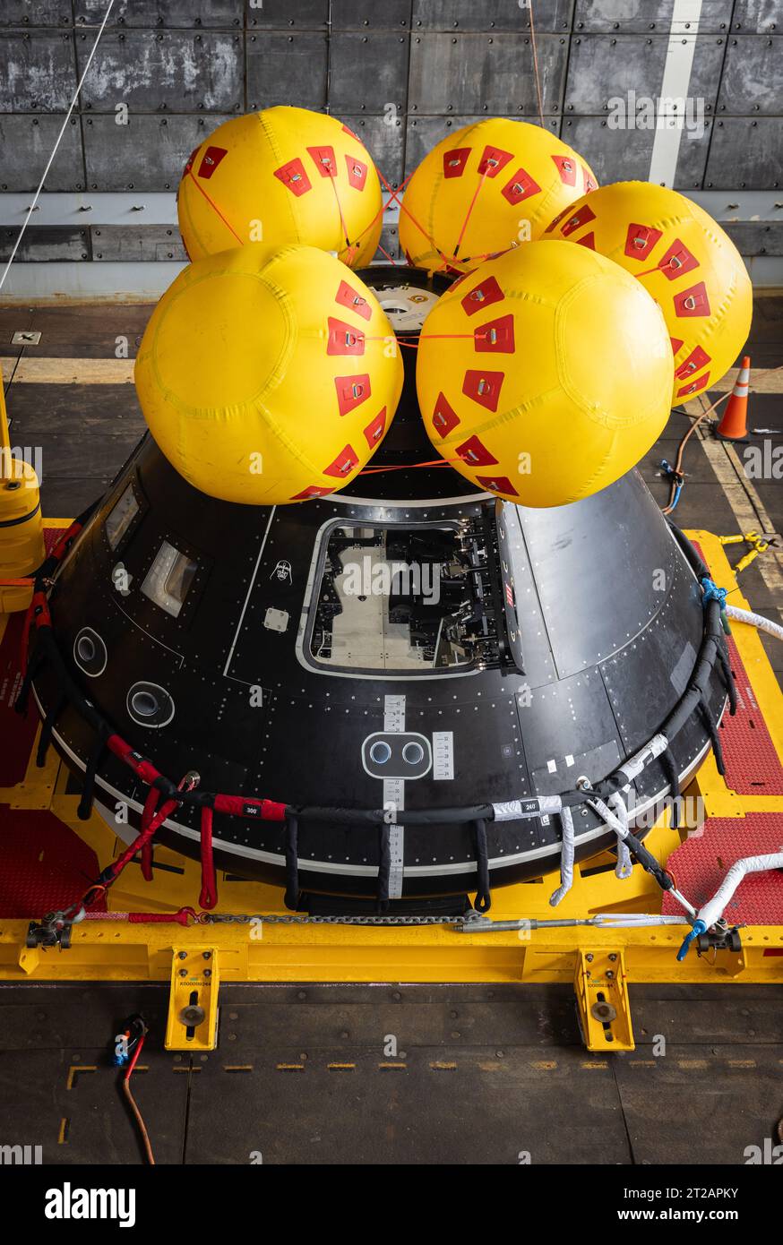ARTEMIS II Orion in corso di addestramento al recupero-10 (URT-10) - attività del giorno 1. Mentre era a bordo della USS John P. Murtha, la NASA e il Dipartimento della difesa praticano le operazioni di recupero Artemis II con l'articolo Crew Module test (CMTA) nel luglio del 2023. Il CMTA è un mockup su vasta scala della navicella spaziale Orion ed è utilizzato per verificare che la squadra di recupero sia pronta a sostenere il recupero dell'equipaggio dopo le missioni sulla Luna. Foto Stock