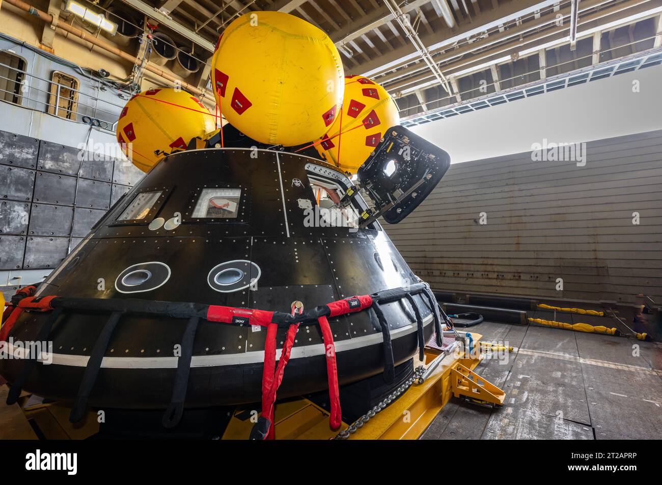 ARTEMIS II Orion in corso di addestramento al recupero-10 (URT-10) - attività del giorno 1. Mentre era a bordo della USS John P. Murtha, la NASA e il Dipartimento della difesa praticano le operazioni di recupero Artemis II con l'articolo Crew Module test (CMTA) nel luglio del 2023. Il CMTA è un mockup su vasta scala della navicella spaziale Orion ed è utilizzato per verificare che la squadra di recupero sia pronta a sostenere il recupero dell'equipaggio dopo le missioni sulla Luna. Foto Stock