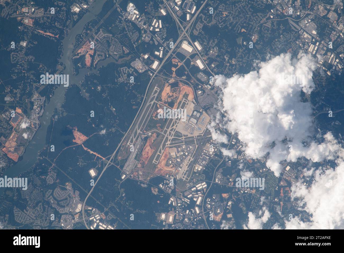 L'aeroporto internazionale Charlotte Douglas (CLT) è stato raffigurato dalla stazione spaziale Internazionale il 26 luglio 2023, in quanto la stazione orbitava a circa 260 miglia sopra la Terra, evidenziando uno degli aeroporti più trafficati del mondo dallo spazio. Foto Stock