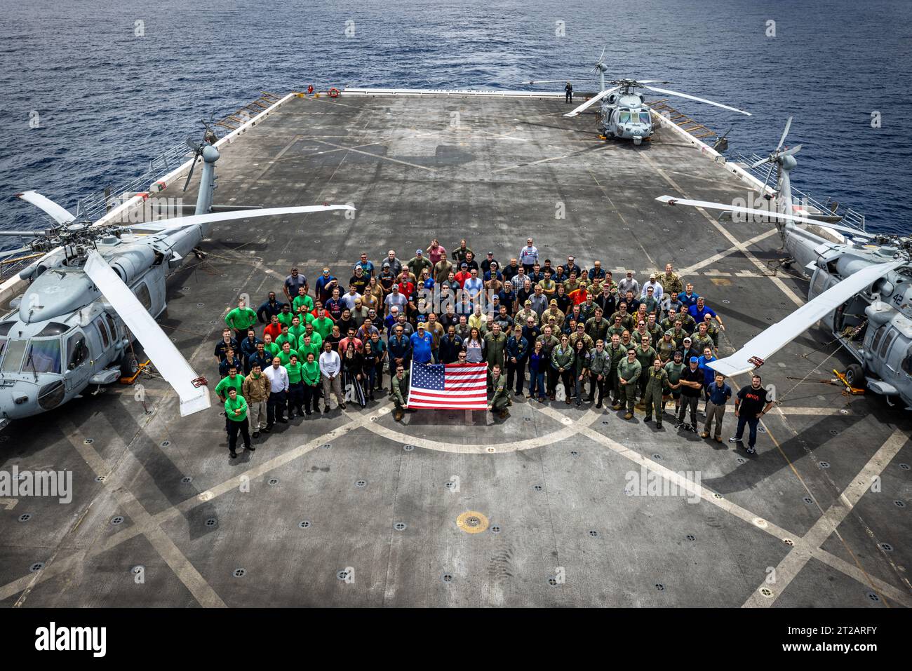 Artemis II Orion in corso Recovery test 10 (URT-10) - Day 6. I membri del team Landing and Recovery della NASA e i partner del Dipartimento della difesa si trovano sul ponte di volo della USS John P. Murtha durante il test di recupero in corso 10 (URT-10) al largo della costa di San Diego. URT-10 è il decimo di una serie di test di recupero Artemis, ma la prima volta che la NASA e i suoi partner del Dipartimento della difesa hanno messo alla prova le loro procedure di recupero Artemis II. Foto Stock