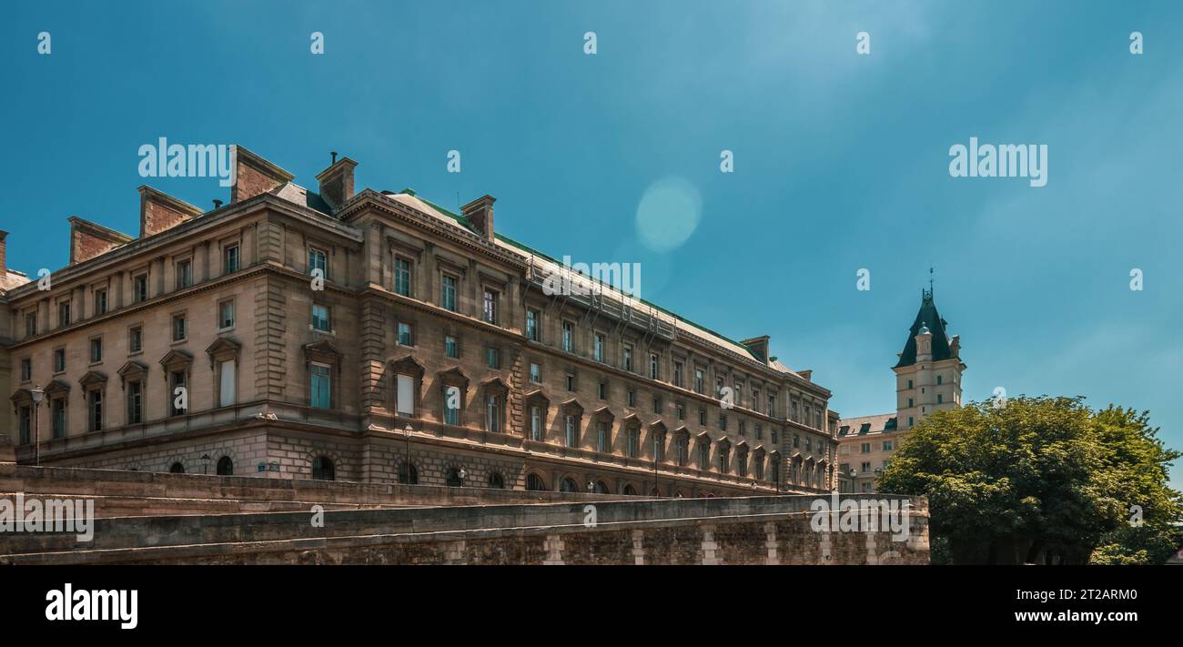 La facciata del Quai Des Orfévres è stata vista dal fiume Senna Foto Stock