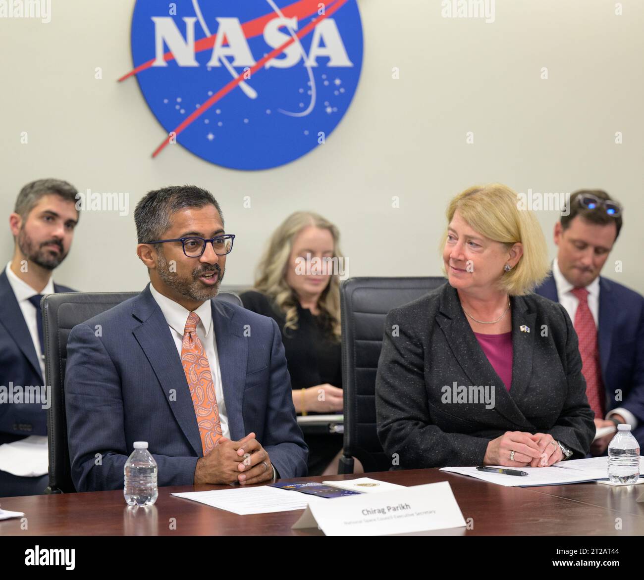 Il direttore esecutivo del Consiglio spaziale nazionale Chirag Parikh e il vice amministratore della NASA Pam Melroy hanno incontrato il primo ministro mongolo Oyun-Erdene Luvsannamsrai il 4 agosto 2023 presso la sede della NASA Mary W. Jackson Building a Washington per discutere della cooperazione spaziale. Foto Stock