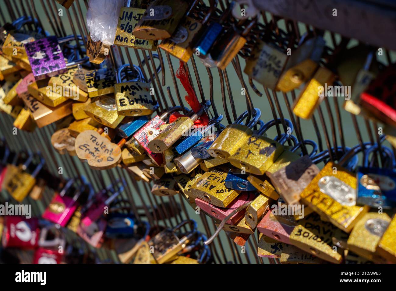 Lucchetti incisi e contrassegnati appesi sul ponte Pot Des Arts o Inlove Ones, centinaia di lucchetti che raccontano molte storie d'amore, coppie e famiglie Foto Stock