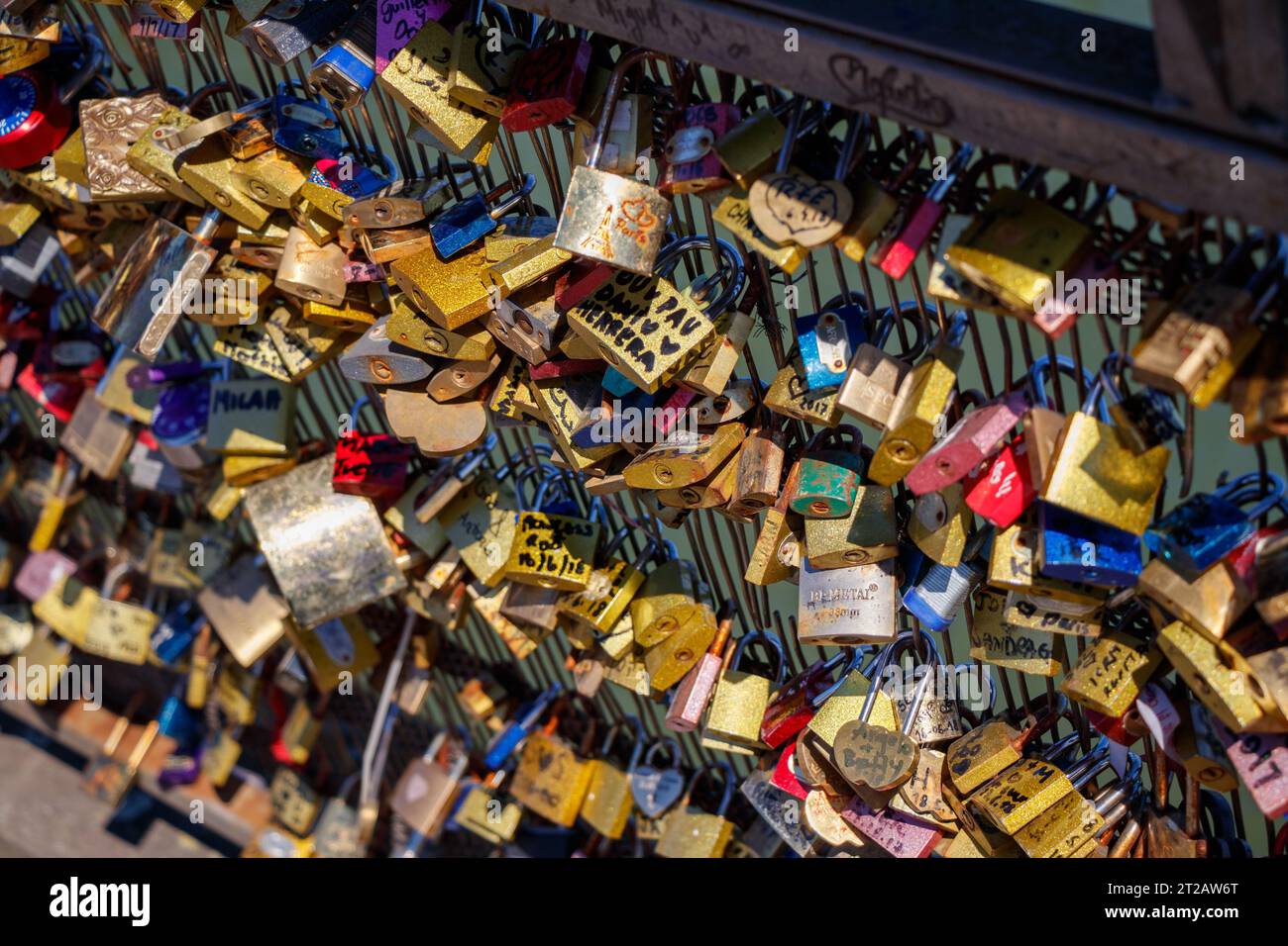 Lucchetti incisi e contrassegnati appesi sul ponte Pot Des Arts o Inlove Ones, centinaia di lucchetti che raccontano molte storie d'amore, coppie e famiglie Foto Stock
