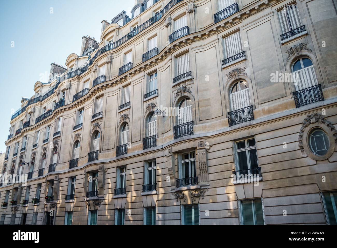 Edificio antico a Parigi, una tipica facciata degli edifici parigini, molto simmetrico e ben costruito Foto Stock