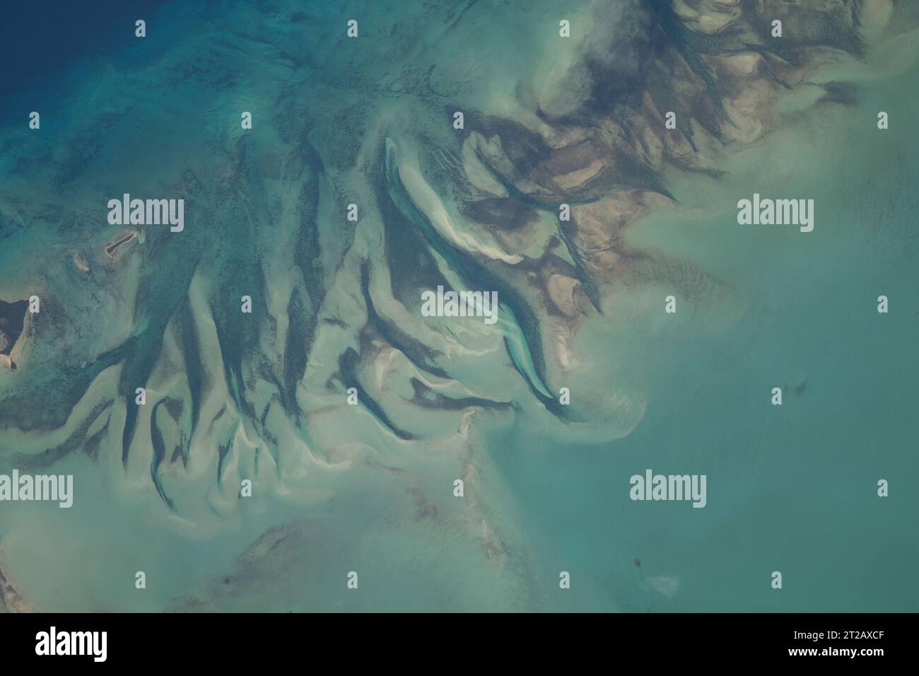 Una sezione delle Bahamas al largo della costa atlantica della Florida è stata fotografata dalla stazione spaziale Internazionale il 15 agosto 2023, mentre orbitava a 262 miglia sopra la Terra. Foto Stock