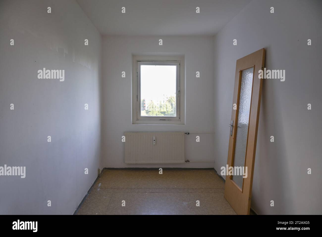 Camera piccola che necessita di ristrutturazione, porta appoggiata al muro, concetto di spazio abitativo accessibile fuori dalla portata in tempi di carenza di alloggi, co Foto Stock