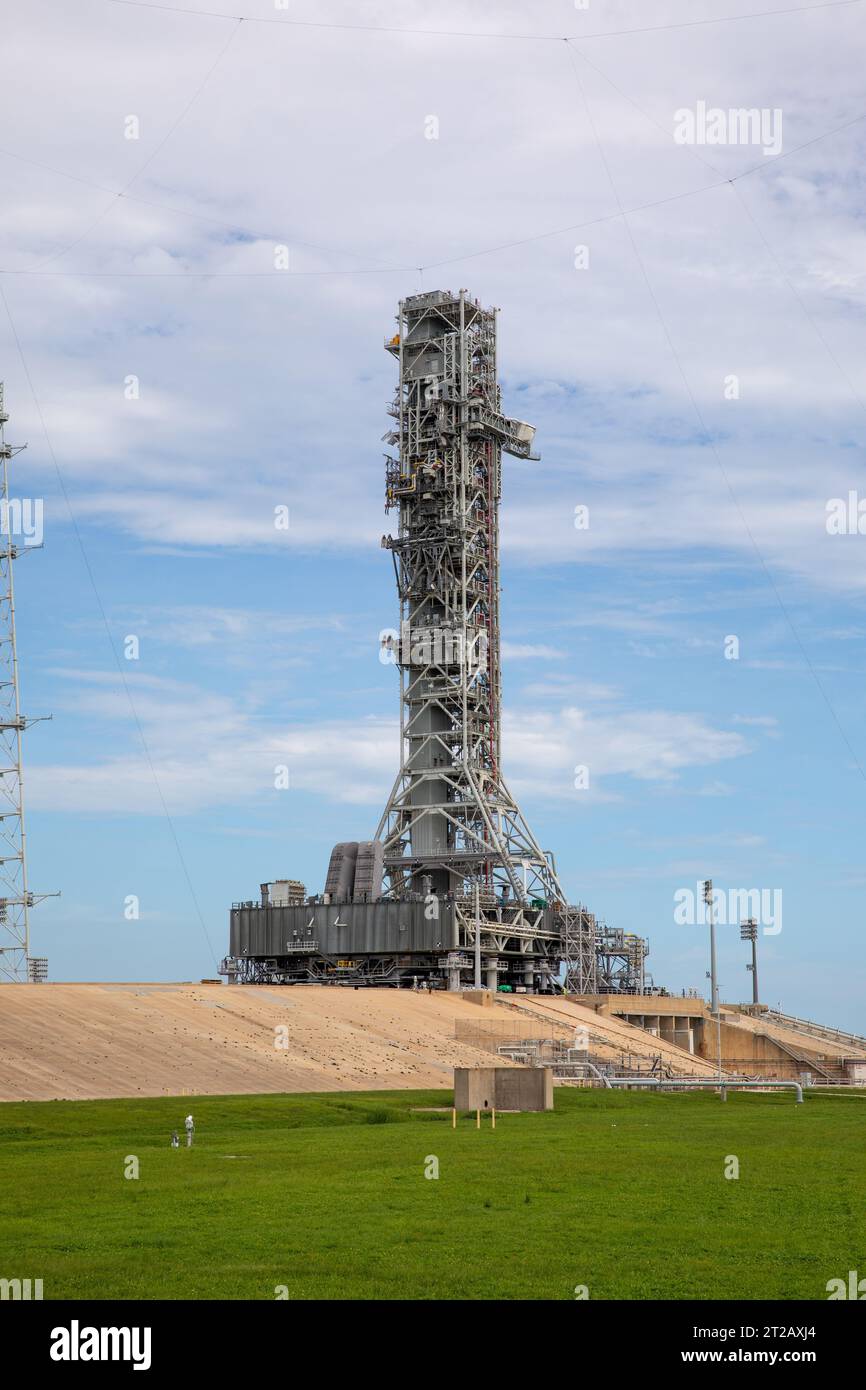 Mobile Launcher 1 (ML-1) passa alla piattaforma di lancio 39B per il test Artemis ll. Il lanciatore mobile, trasportato dal crawler-transporter 2, arriva al pad del Launch Complex 39B al Kennedy Space Center della NASA in Florida il 17 agosto 2023. Mentre si trova al pad, il lanciatore mobile sarà sottoposto a test per la missione Artemis II dell'agenzia. Sotto Artemis, il lanciatore mobile trasporterà il razzo Space Launch System della NASA e la navicella Orion al pad 39B per il decollo. Foto Stock