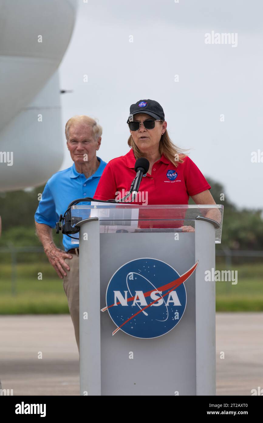 Il direttore del Kennedy Space Center Janet Petro si rivolge ai media durante l'arrivo della SpaceX Crew-7 della NASA il 20 agosto 2023, prima del loro lancio alla stazione spaziale Internazionale a bordo di Dragon e Falcon 9. Foto Stock