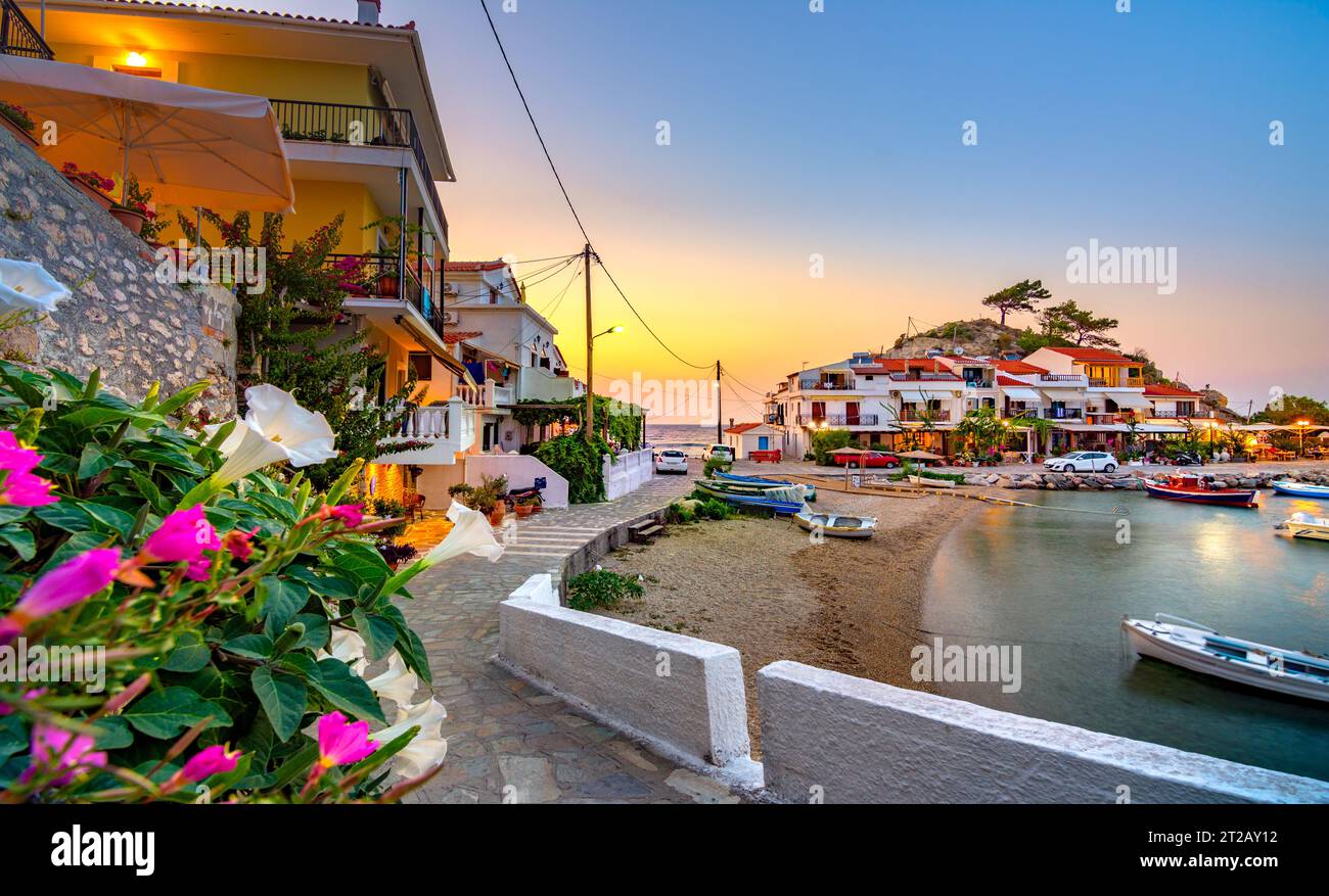 Vista del villaggio di pescatori di Kokkari con la splendida spiaggia, l'isola di Samos, la Grecia Foto Stock