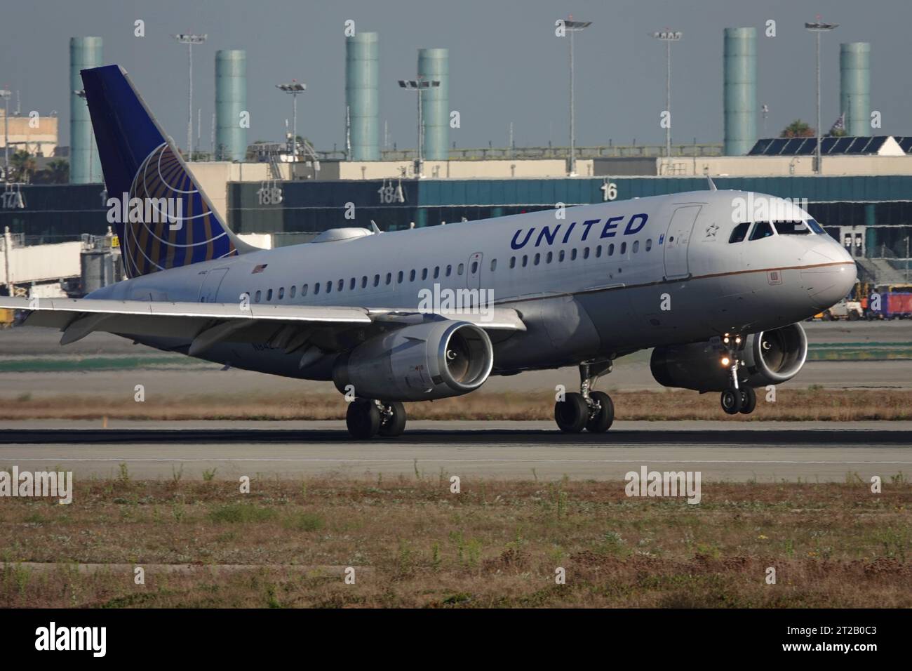 Aeroporto internazionale di Los Angeles, CA, USA - 30 agosto 2023: Atterra un aereo di linea commerciale Airbus A319, operato da United Airlines. Foto Stock