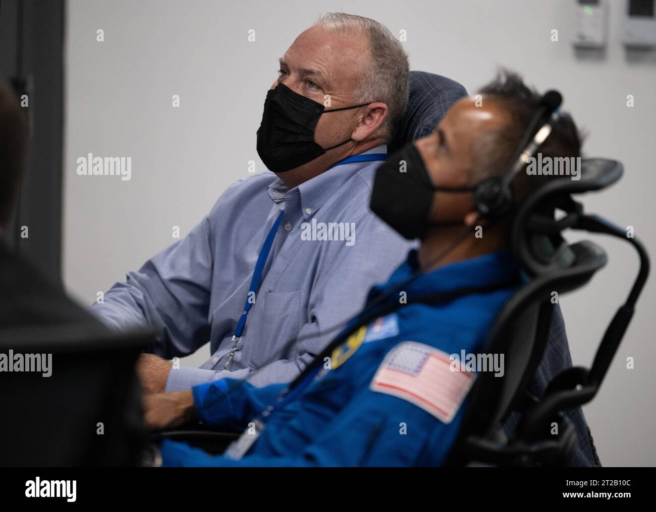 Lancio di SpaceX Crew-7 della NASA. Norm Knight, direttore delle operazioni di volo presso il Johnson Space Center della NASA, e Joe Acaba, capo dell'ufficio astronauti, sono visti mentre monitorano il conto alla rovescia del lancio di un razzo SpaceX Falcon 9 che trasporta la navicella Dragon della compagnia nella missione SpaceX Crew-7 della NASA con l'astronauta Jasmin Moghbeli, l'astronauta ESA (Agenzia spaziale europea) Andreas Mogensen, l'astronauta Japan Aerospace Exploration Agency (JAXA) Satoshi Furukawa e il cosmonauta Roscosmos Konstantin Borisov a bordo, sabato 26 agosto 2023, nel Launch and Landing Control Center di SpaceX a HangerX Foto Stock