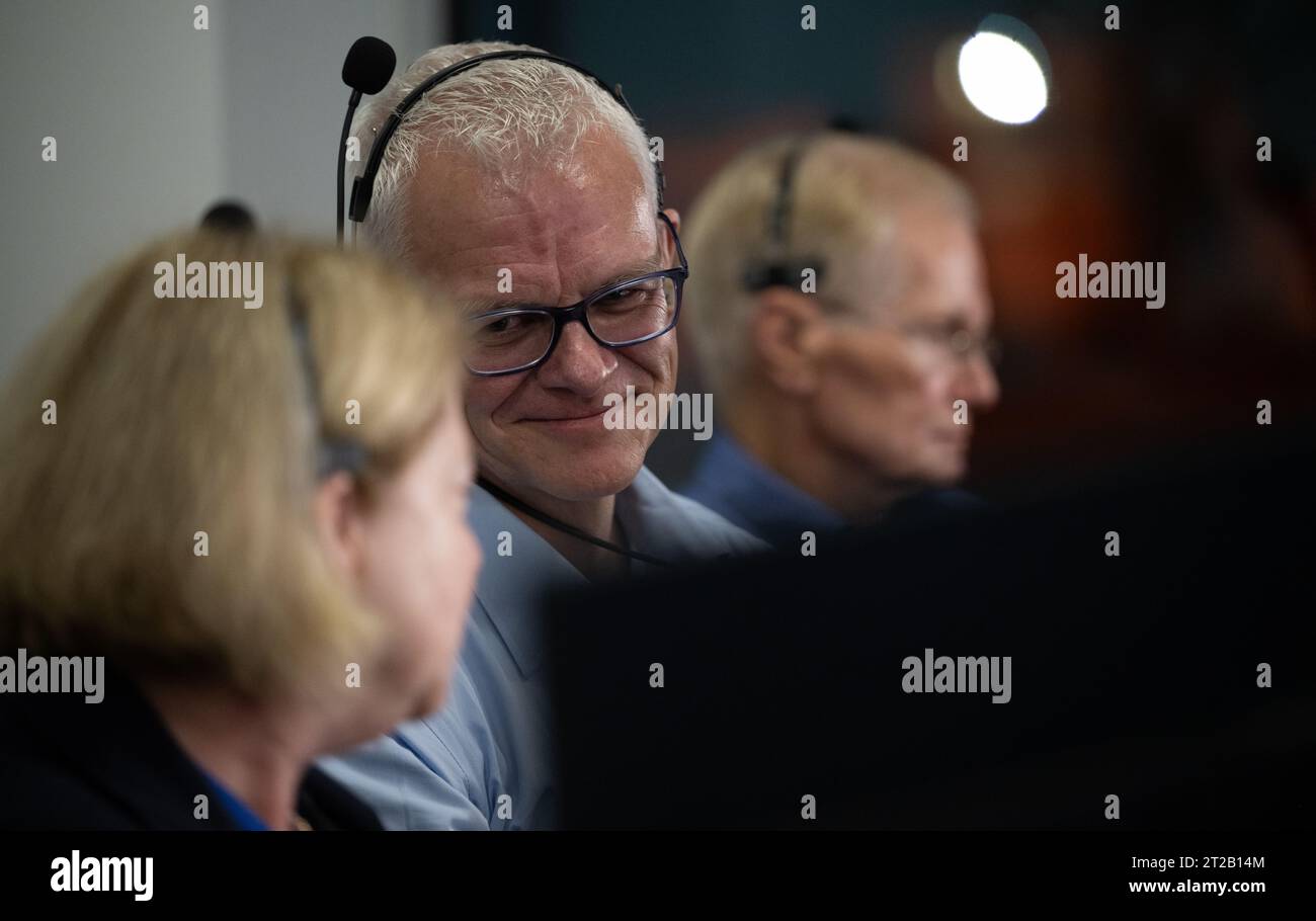 Il direttore senior dei programmi SpaceX Human Spaceflight Programs Benji Reed, il vice amministratore della NASA Pam Melroy e l'amministratore della NASA Bill Nelson hanno monitorato il conto alla rovescia del lancio del razzo Falcon 9 con gli astronauti della NASA Jasmin Moghbeli, l'astronauta ESA Andreas Mogensen, l'astronauta JAXA Satoshi Furukawa e il cosmonaut Roscosmos Konstantin Borisov dal Launch Complex 39 agosto 26 2023 al Kennedy Space Center. Foto Stock