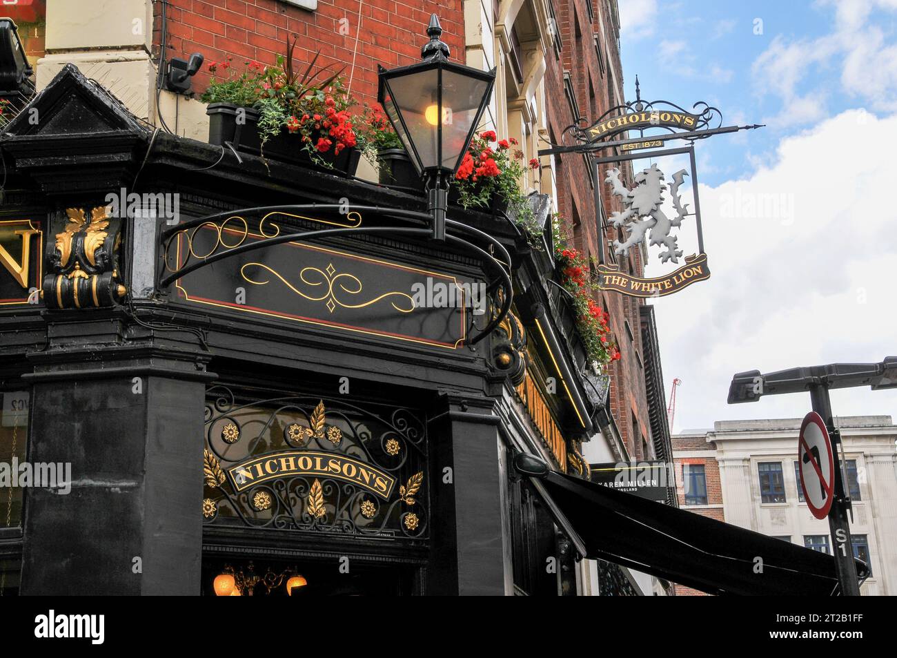 Londra, Regno Unito - 5 luglio 2008: Cartello d'ingresso decorato e emblema del leone sospeso in un classico pub inglese a Londra, Regno Unito. Foto Stock