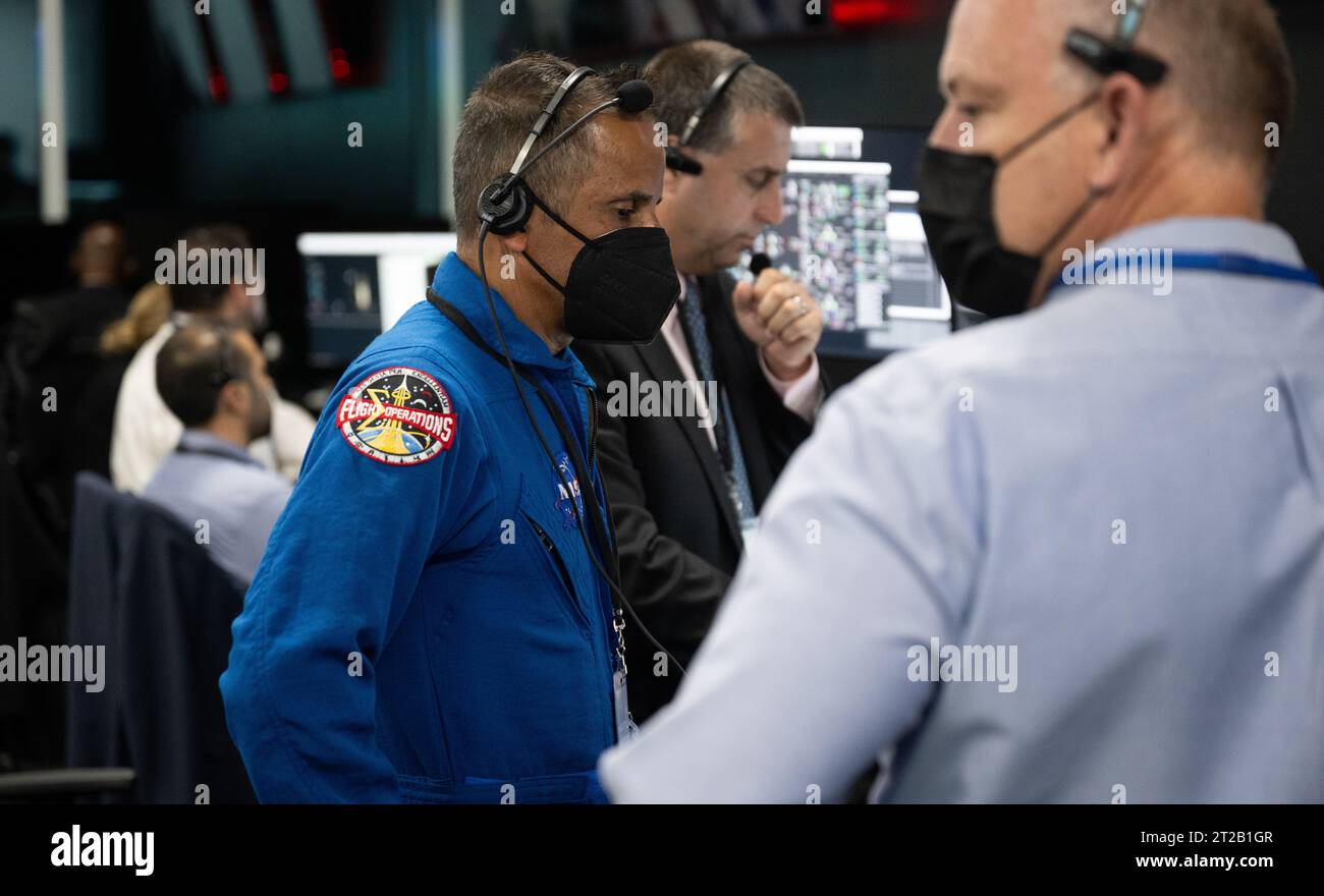 Lancio di SpaceX Crew-7 della NASA. Joe Acaba, capo del centro Astronaut Office, è visto insieme al responsabile del programma della NASA International Space Station Joel Montalbano, e Norm Knight, direttore delle operazioni di volo presso il Johnson Space Center della NASA, mentre monitorano il conto alla rovescia del lancio di un razzo SpaceX Falcon 9 che trasporta la navicella Dragon della compagnia nella missione NASA SpaceX Crew-7 con l'astronauta Jasmin Moghbeli, l'astronauta ESA (Agenzia spaziale europea) Andreas Mogensen, l'astronauta Japan Aerospace Exploration Agency (JAXA) Satoshi Furukawa, e il cosmonauta bordo del Roscosmos Konstantin Borisov, Foto Stock