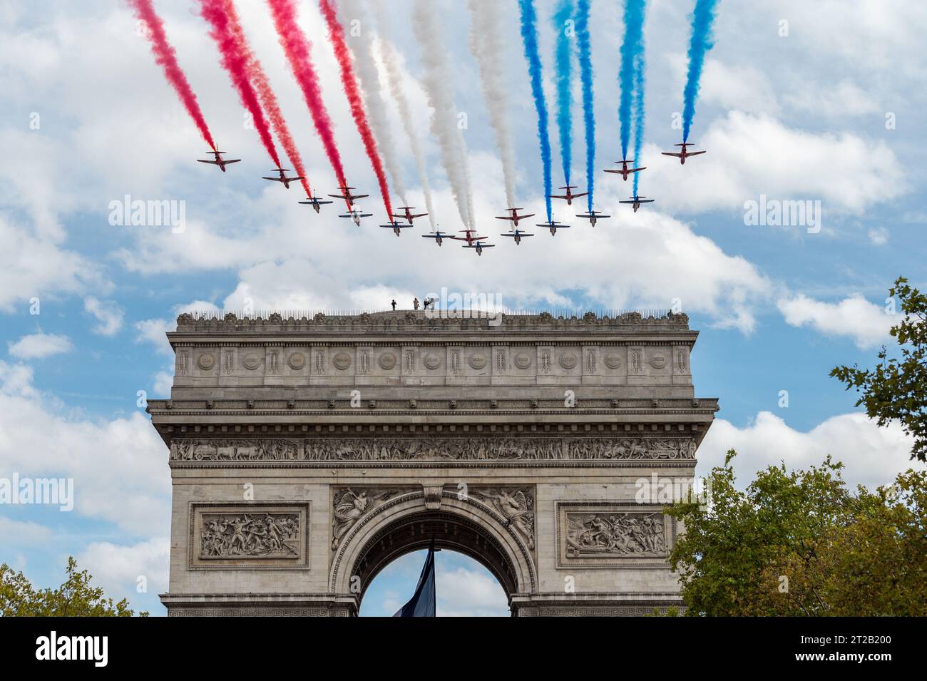 La Patrouille Acrobatique de France e le frecce rosse creano la bandiera francese nel cielo sopra l'Arco di Trionfo durante la visita di re Carlo II Foto Stock