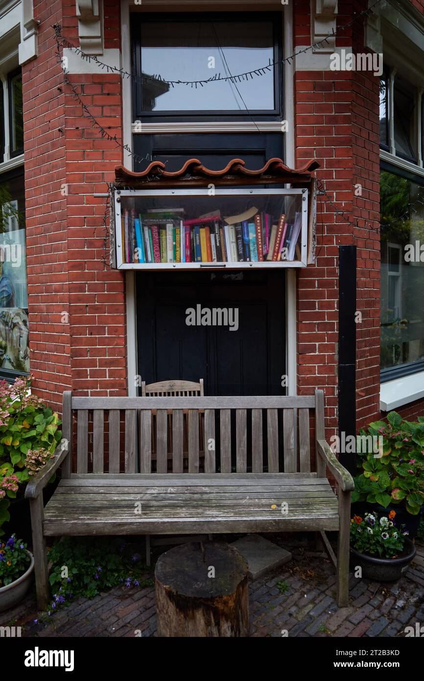 Una libreria di strada con libri disponibili gratuitamente, Groot Heiligland, Haarlem, Paesi Bassi. Foto Stock