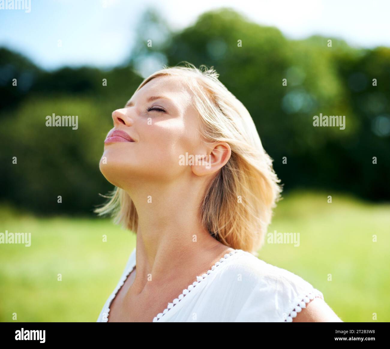 Donna, respira e calma nella natura, pace e zen per benessere interiore, estate e relax. Persona, consapevolezza e serenità in campagna, libertà e. Foto Stock
