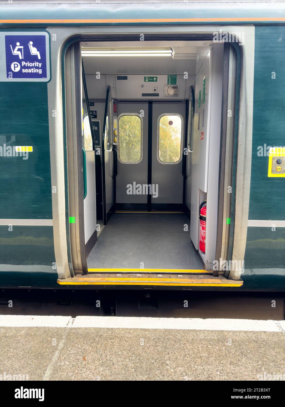 Aprire lo sportello del carrello ferroviario Foto Stock