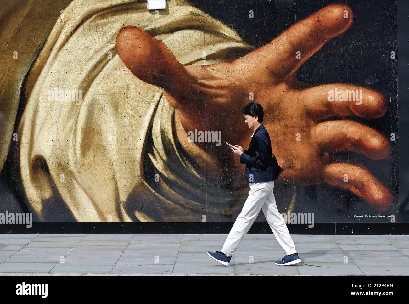 Passeggia lungo una grande riproduzione di un dipinto di Caravaggio di una grande mano di presa, su un accumulatore nel centro di Londra, Inghilterra, Regno Unito Foto Stock