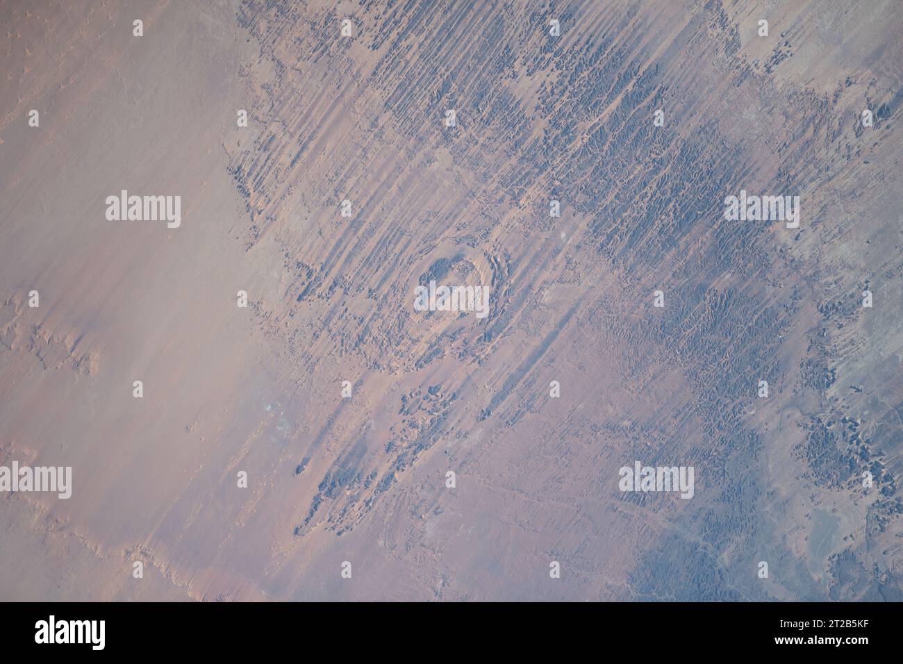 La stazione spaziale Internazionale ha catturato un'immagine del cratere d'impatto del meteorite Aorounga eroso, noto come "occhio del deserto", in Ciad da 258 miglia sopra la Terra. Foto Stock