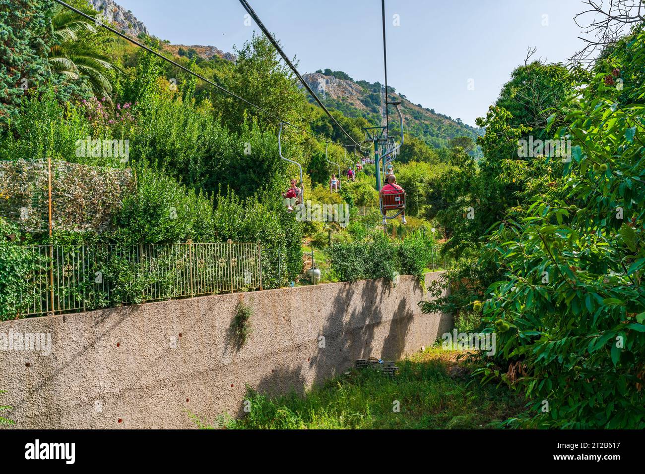 CAPRI, ITALIA - 19 SETTEMBRE 2023: La seggiovia porta i turisti da e per il Monte Solaro sull'isola di Capri. 589 metri sopra il livello del mare Foto Stock