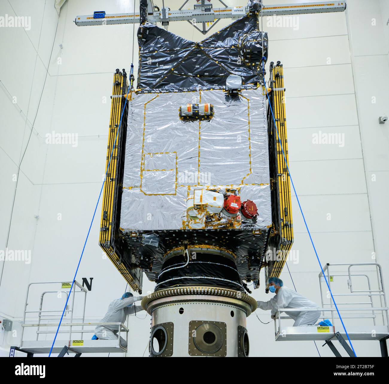 La navicella spaziale Psyche Mate to Payload Attach Fitting (PAF) della NASA. I tecnici hanno collegato la navicella spaziale Psyche della NASA al raccordo di attacco del carico utile all'interno della camera bianca della struttura Astrotech Space Operations di Titusville, Florida, mercoledì 20 settembre 2023. Questo hardware consente a Psyche di collegarsi alla parte superiore del razzo una volta fissato all'interno delle carenature protettive del carico utile. Psyche partirà su un razzo SpaceX Falcon Heavy alle 10:34 EDT giovedì 5 ottobre 2023, dal Launch Complex 39A al Kennedy Space Center della NASA in Florida. La sonda Psyche viaggerà per quasi sei anni e circa 2,2 bi Foto Stock