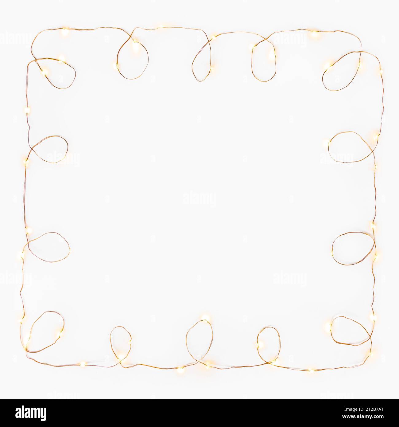 Square Christmas Lights garland Border su sfondo bianco. Base piatta, spazio copia. Foto Stock