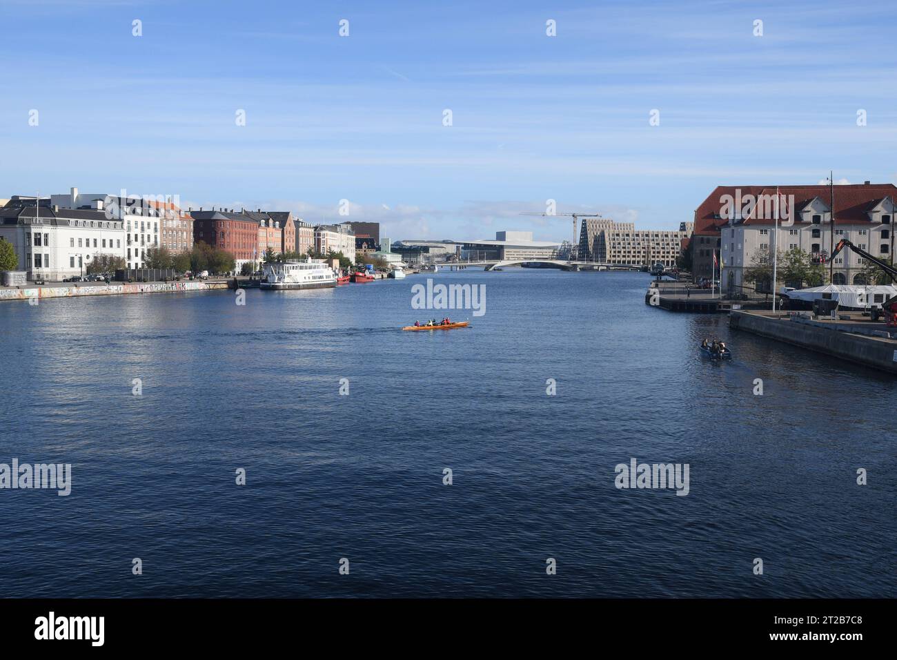 Copenhagen, Danimarca /18 ottobre. 2023/. Vista sulla città dal ponte Knippelsbro. La gente gode di un bel sole in barca a vela nel canale della capitale danese. Foto.Francis Joseph Dean/Dean Pictures credito: Imago/Alamy Live News Foto Stock