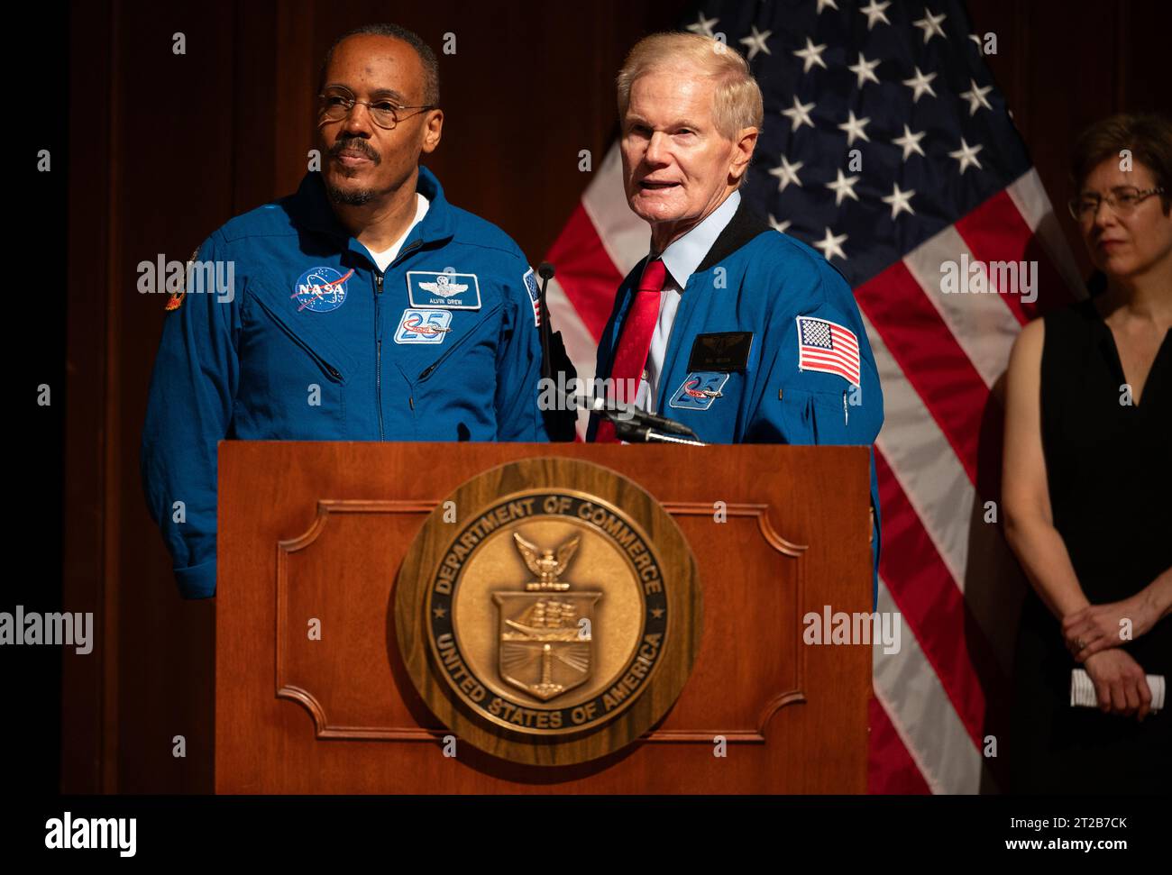 L'amministratore della NASA Bill Nelson fa osservazioni con l'astronauta Alvin Drew al National Youth Summit del 2023 ospitato dall'Office of Faith-Based and Neighborhood Partnerships del Dipartimento del commercio a Washington, D.C. Foto Stock