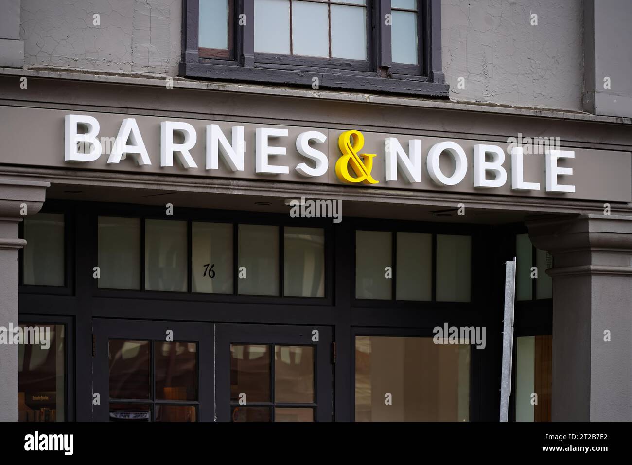 Westport, Connecticut - 7 aprile 2023: Piccolo negozio Barnes and Noble Booksellers con cartellonistica in City Street Foto Stock