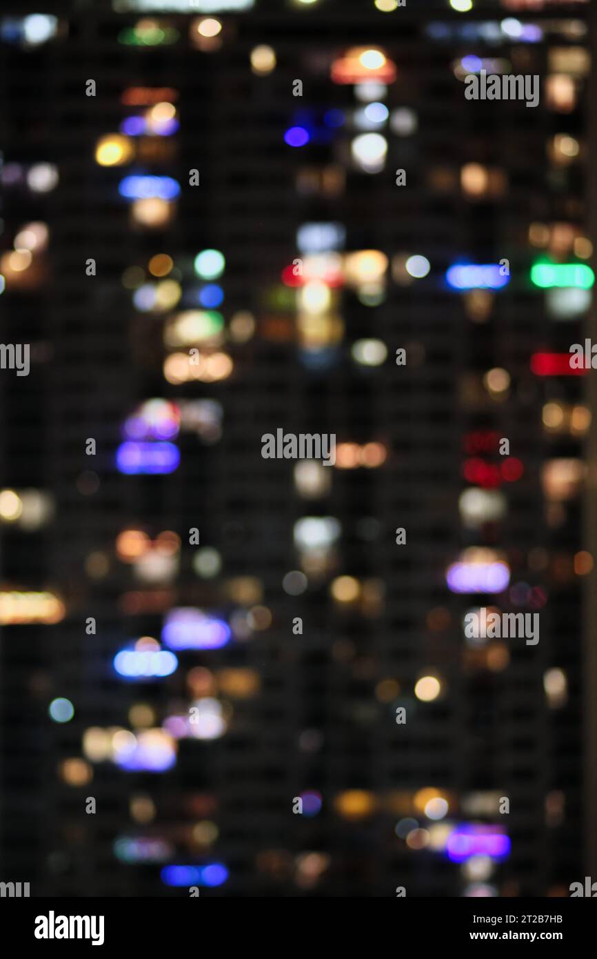 Gli appartamenti confusi della città si illuminano durante le festività natalizie Foto Stock
