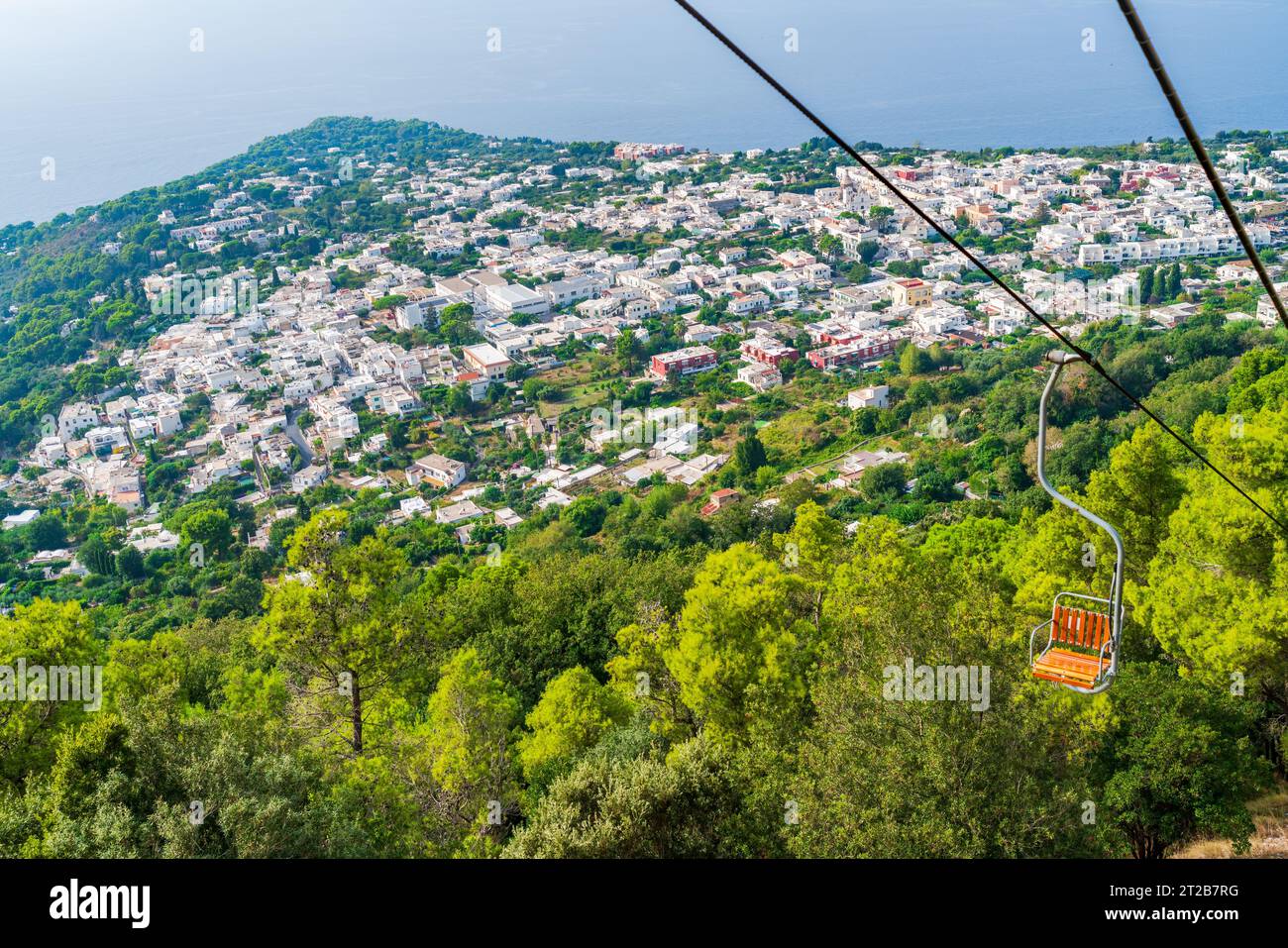 La seggiovia sul Monte Solaro offre una vista mozzafiato dell'isola di Capri e del Golfo di Napoli. Italia Foto Stock