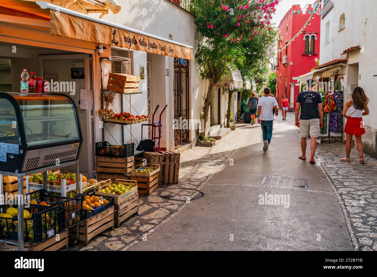 ANACAPRI, CAPRI, ITALIA - 19 SETTEMBRE 2023: I turisti possono godersi una vacanza sull'isola di Capri, famosa per il paesaggio aspro, gli hotel di lusso e i negozi di lusso Foto Stock