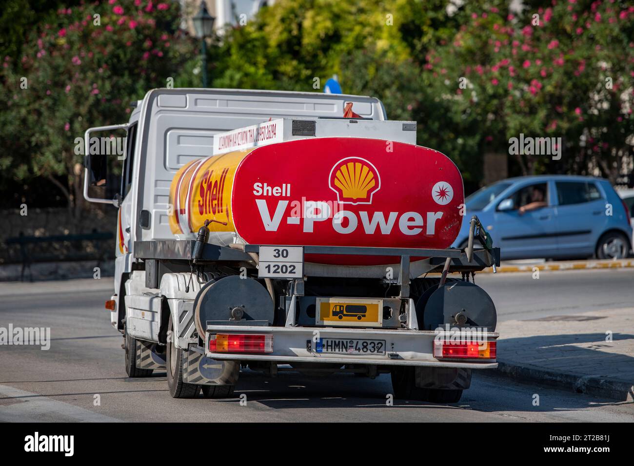 piccola petroliera a marchio shell che fornisce carburante e diesel alle barche e alle navi nel porto di zante, sull'isola greca di zante. Foto Stock