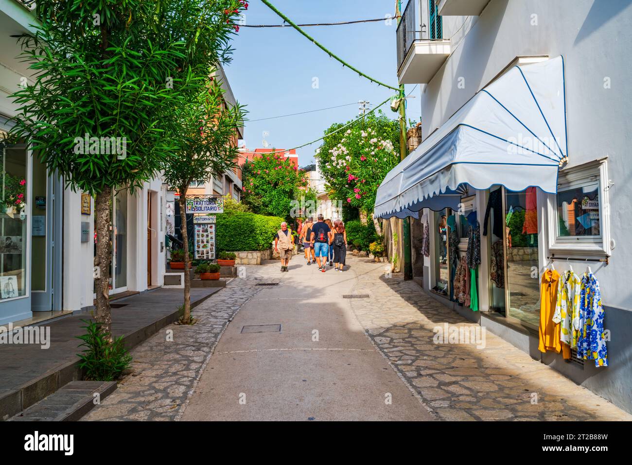 ANACAPRI, CAPRI, ITALIA - 19 SETTEMBRE 2023: I turisti si godono una vacanza sull'isola di Capri famosa per il paesaggio aspro e gli hotel di lusso Foto Stock