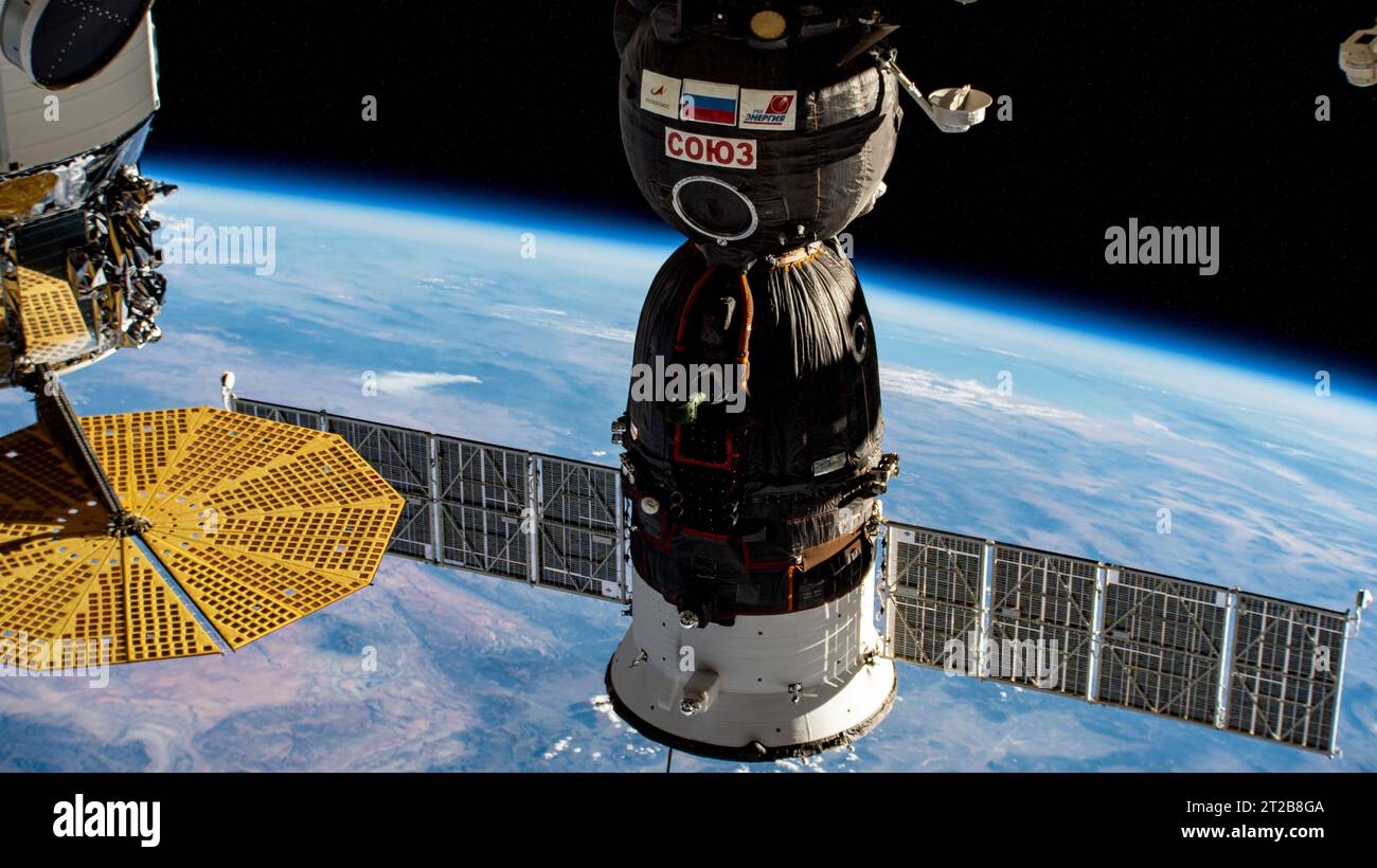 . Iss069e092250 (25 settembre 2023) --- la Soyuz MS-24 Crew Ship è nella foto ancorata al modulo Rassvet della stazione spaziale Internazionale. La navicella spaziale ha lanciato tre membri dell'equipaggio della Expedition 69-70, l'astronauta della NASA Loral o'Hara e i cosmonauti Roscosmos Oleg Kononenko e Nikolai Chub, nel laboratorio orbitante il 15 settembre 2023. A sinistra si trova una porzione della Northrop Grumman Cygnus e uno dei suoi array solari UltraFlex a forma di piatto. Foto Stock