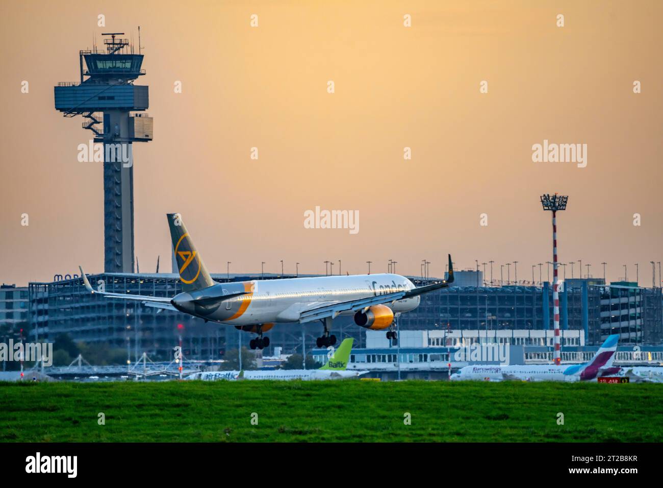 Aeroporto internazionale di Düsseldorf, atterraggio di un Boeing Condor 757-300, South, 05R/23L, torre di controllo del traffico aereo, NRW, Germania, Foto Stock