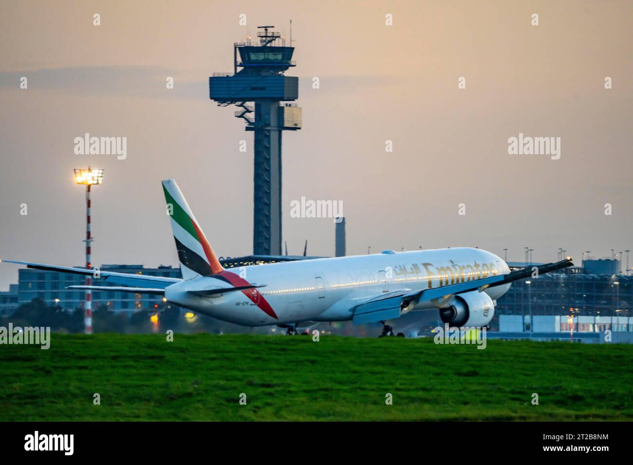 Aeroporto internazionale di Düsseldorf, atterraggio di un Boeing 777-300 Emirates, South, 05R/23L, torre di controllo del traffico aereo, NRW, Germania, Foto Stock