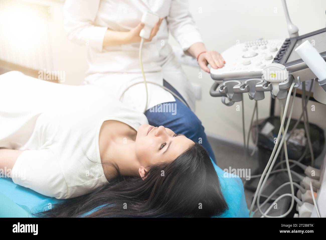 Medico specialista qualificato utilizzando apparecchiature a ultrasuoni in clinica Foto Stock