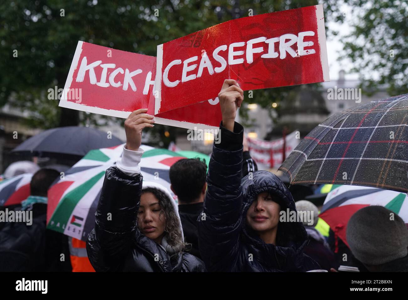 I manifestanti pro-palestinesi prendono parte a una manifestazione contro il conflitto israelo-Hamas fuori dalla Leinster House di Dublino. Data foto: Mercoledì 18 ottobre 2023. Foto Stock